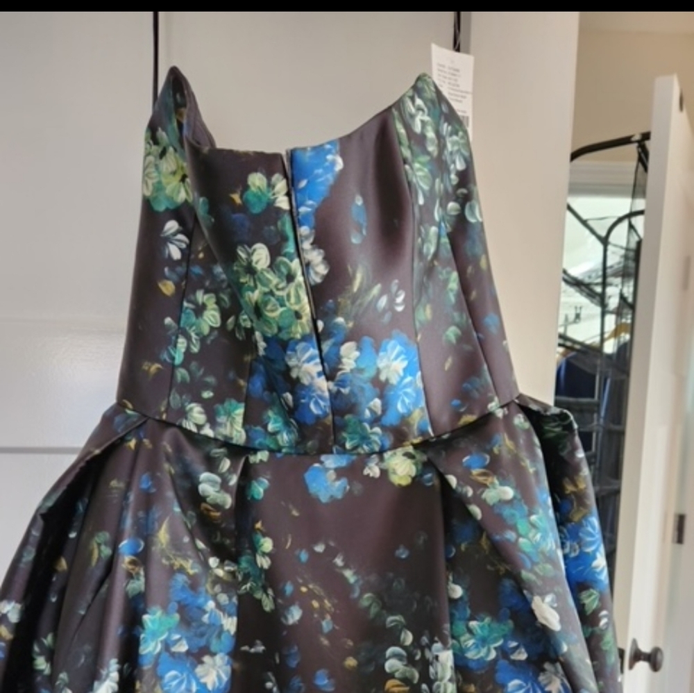 Stunning Amsale Mother of the Bride/Groom dress. - Picture 4 of 6